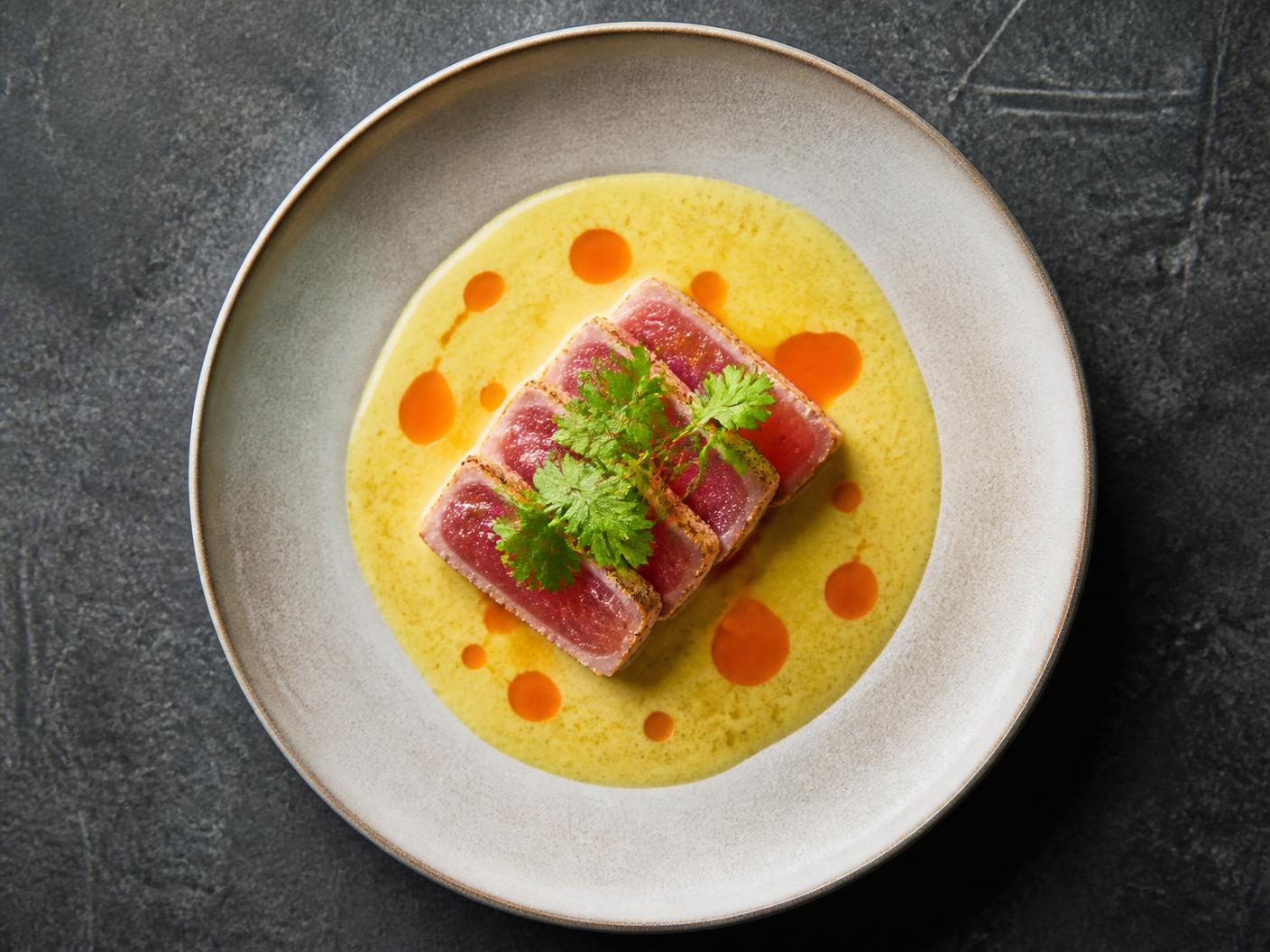 Thunfisch — gelbes Curry · Koriander · Orangenöl
